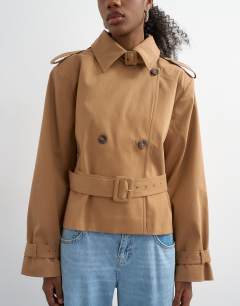 Model wearing Cropped funnel neck trench in camel