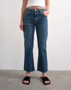 Model wearing Cropped kick flare jean in rich blue