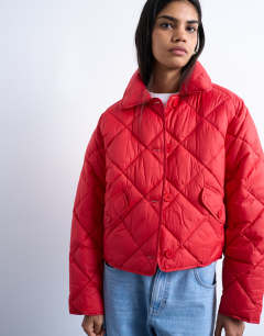 Model wearing Cropped quilted liner in red