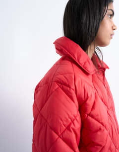 Model wearing Cropped quilted liner in red