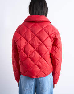 Model wearing Cropped quilted liner in red