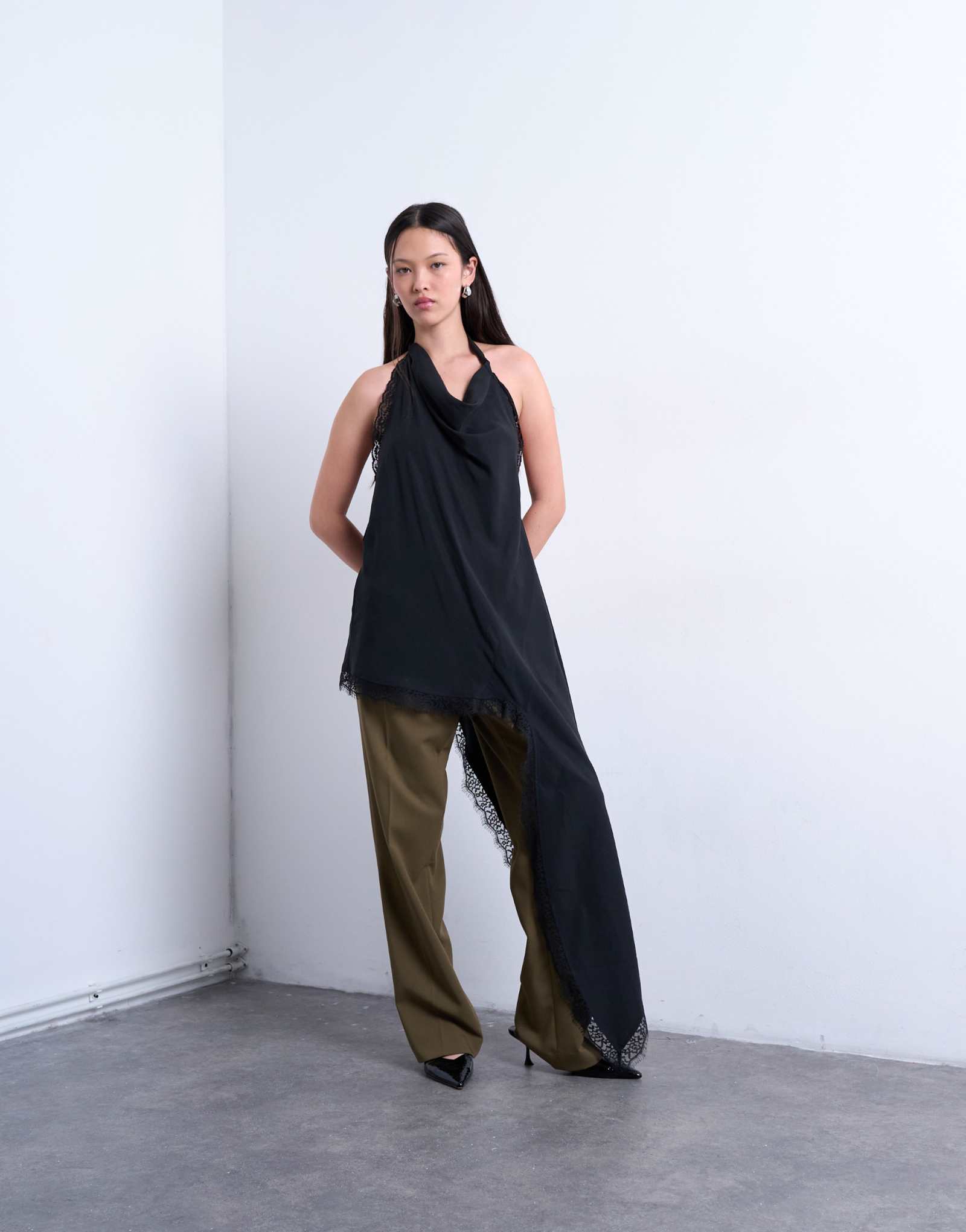 Асимметричный кружевной топ на бретелях Topshop cupro черного цвета