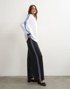 Model wearing Cupro cropped sporty jogger in black