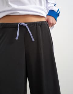 Model wearing Cupro cropped sporty jogger in black