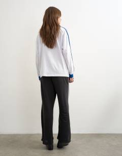 Model wearing Cupro cropped sporty jogger in black