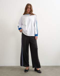 Model wearing Cupro cropped sporty jogger in black