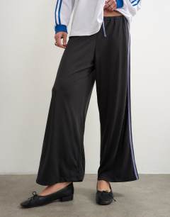 Model wearing Cupro cropped sporty jogger in black
