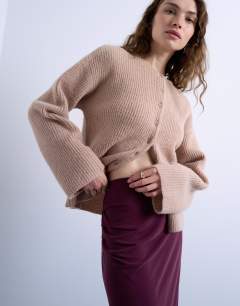 Model wearing Curpo ruched maxi skirt with hitch side detail in burgundy
