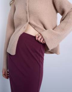 Model wearing Curpo ruched maxi skirt with hitch side detail in burgundy