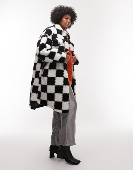 Topshop Curve - Cappotto taglio lungo in pile borg a scacchi bianco e nero