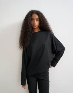 Curve hem raglan sleeve skater t-shirt in black