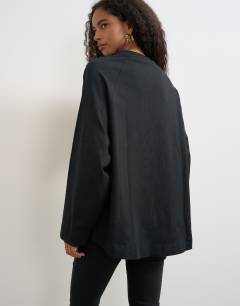 Model wearing Curve hem raglan sleeve skater t-shirt in black