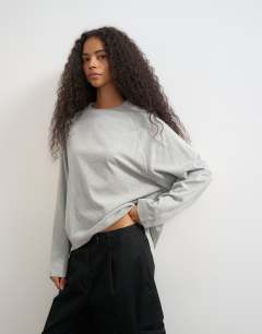 Model wearing Curve hem raglan sleeve skater t-shirt in grey