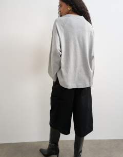 Model wearing Curve hem raglan sleeve skater t-shirt in grey