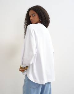 Model wearing Curve hem raglan sleeve skater t-shirt in white