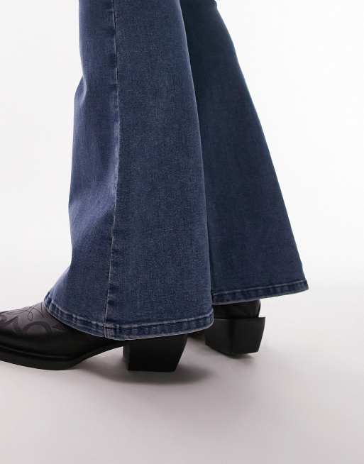 Topshop Curve Joni flare jeans in mid blue, 3 of 4