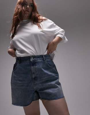 Topshop Curve - Mom-Jeans-Shorts in Mittelblau mit A-Linien-Schnitt