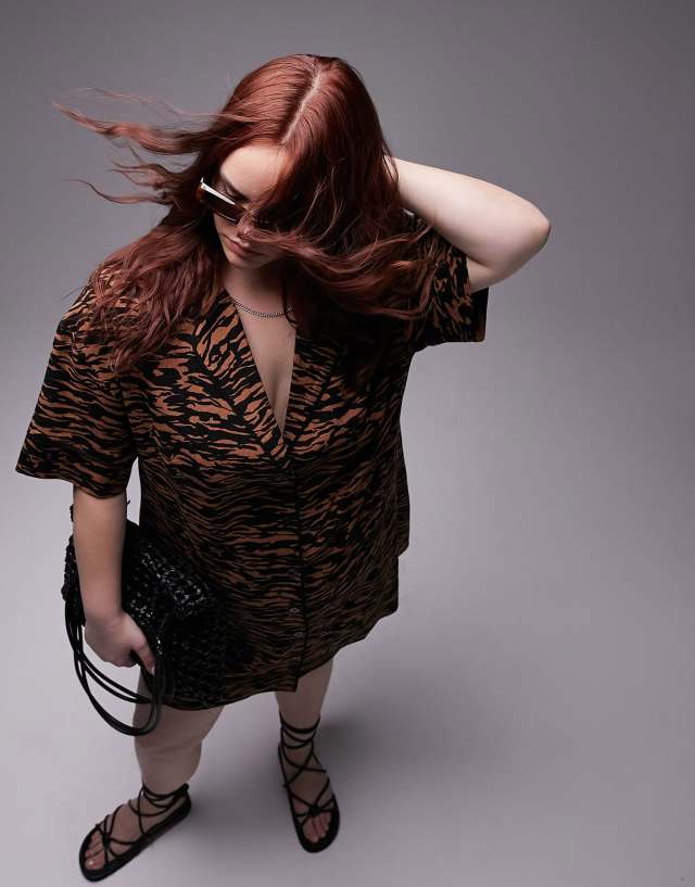 Topshop Curve - souvenir shirt dress in animal print