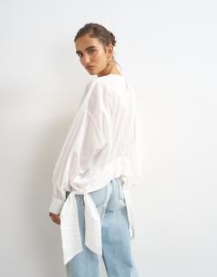 Curved hem blouse in white