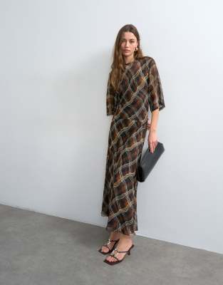 Curved waistband chiffon t-shirt maxi dress in brown warped check print