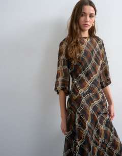 Model wearing Curved waistband chiffon t-shirt maxi dress in brown warped check print