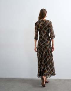Model wearing Curved waistband chiffon t-shirt maxi dress in brown warped check print