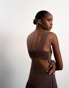 Model wearing Cut out waist poplin maxi dress in chocolate