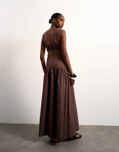 Model wearing Cut out waist poplin maxi dress in chocolate