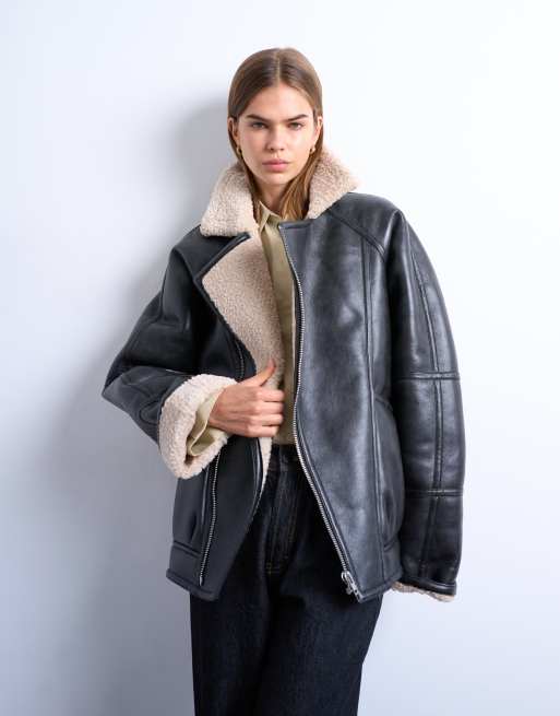 Topshop – Czarna kurtka bomberka typu pilotka o kroju super oversize z imitacji skóry owczej z efektem sprania w stylu vintage, 1 z 4