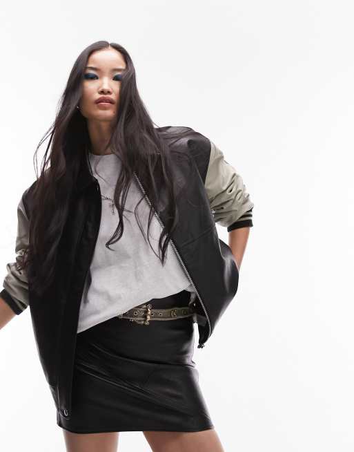 Topshop – Czarna kurtka bomberka z imitacji skóry z kontrastowymi rękawami w uczelnianym stylu 