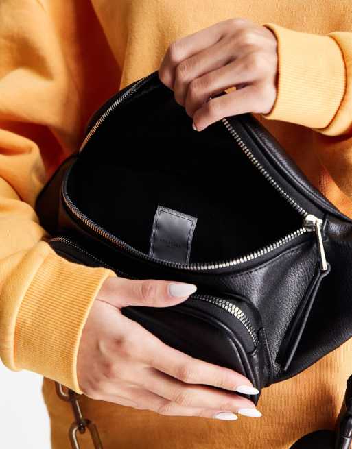 Topshop – Czarna poliuretanowa nerka z łańcuszkiem, 2 z 4