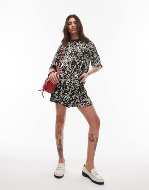 Topshop – Czarne szorty o pudełkowym kroju z białą aplikacją w kwiatowy wzór, część zestawu - view 1