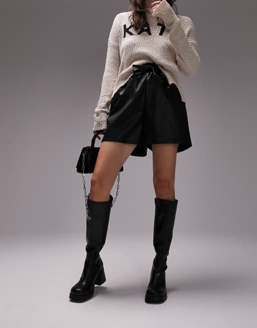 Topshop – Czarne szorty z imitacji skóry z talią typu paper bag