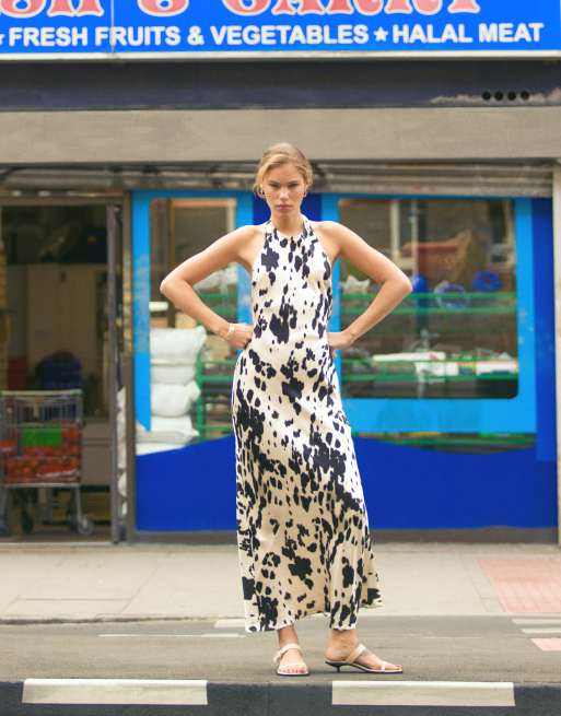 Topshop – Czarno-biała sukienka maxi z dekoltem halter w krowie łaty