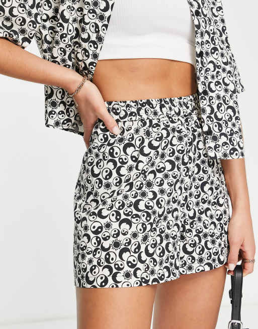 Topshop – Czarno-białe szorty ze wzorem yin-yang
