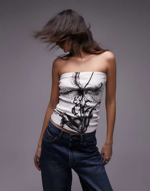 Topshop – Czarno-biały prążkowany top z dekoltem bandeau w kwiatowy wzór