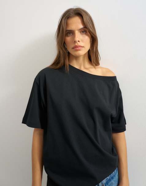 Topshop – Czarny T-shirt z opadającym ramieniem - view 1