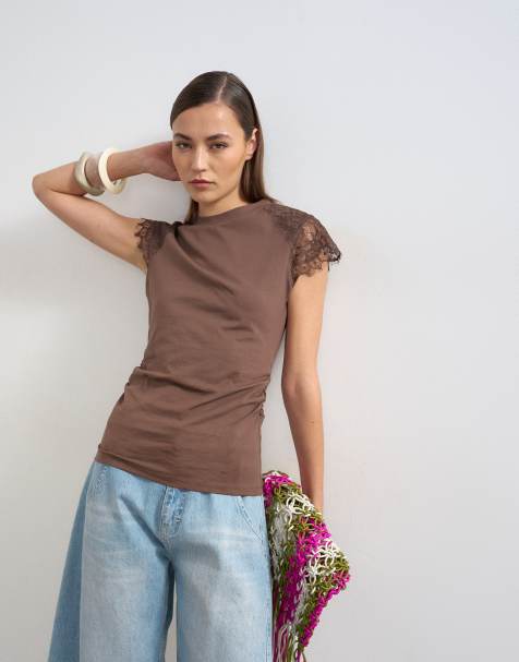 Topshop – Czekoladowy T-shirt z krótkimi koronkowymi rękawkami - view 1