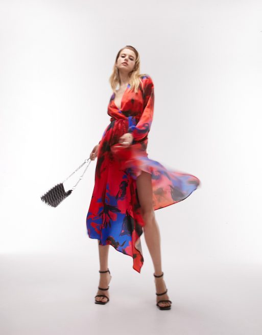 Topshop – Czerwona kopertowa sukienka midi z asymetrycznym dołem w kwiatowy wzór
