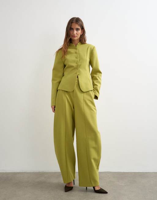 Topshop – Oliwkowy zestaw: kurtka i spodnie z baryłkowymi nogawkami, 2 z 3