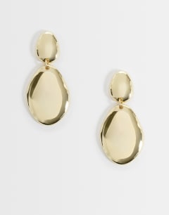Model wearing Damien drop earring in gold