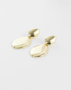 Model wearing Damien drop earring in gold
