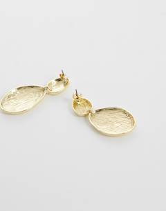 Model wearing Damien drop earring in gold