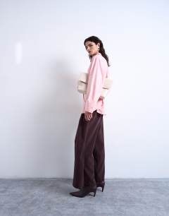 Model wearing Darted cuff oversized shirt in pink