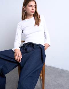 Model wearing Deep pleated tie front jean in indigo
