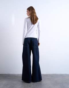 Model wearing Deep pleated tie front jean in indigo