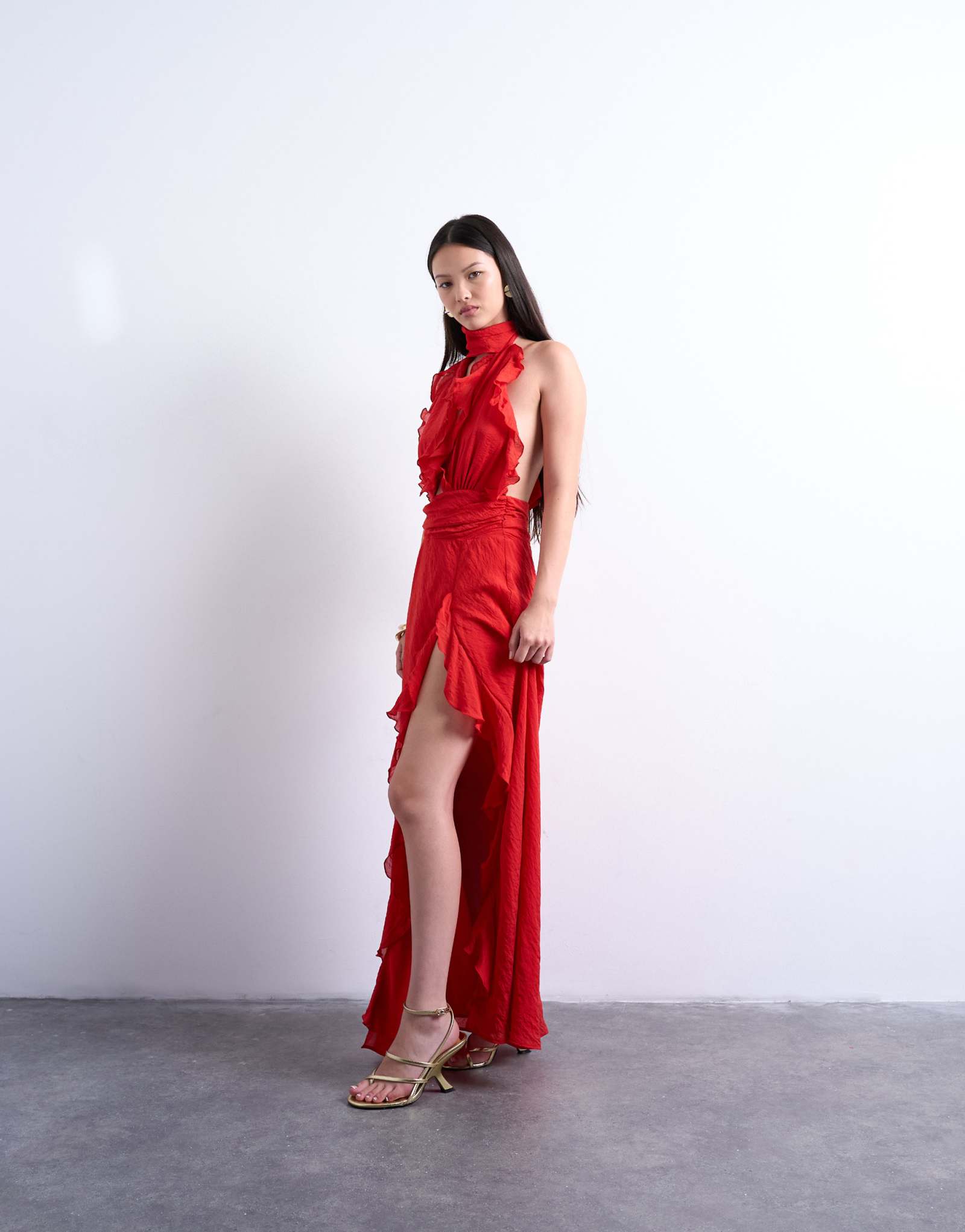 Красное макси-платье с глубоким вырезом и рюшами от Topshop красного цвета