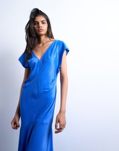 Model wearing Deep v tucked side satin midi dress in electric blue
