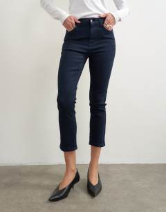 Model wearing Denim 3/4 capris mid rise jean in rinse