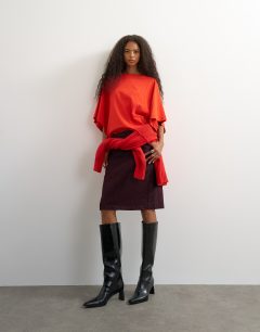 Model wearing Denim 90s low rise pencil skirt in aubergine